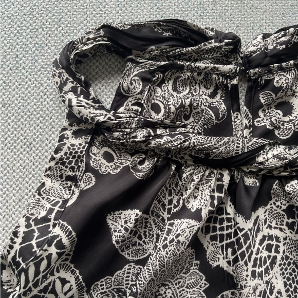 Vintage black and white sleeveless paisley twisted neck halter silky top - Picture 4 of 4